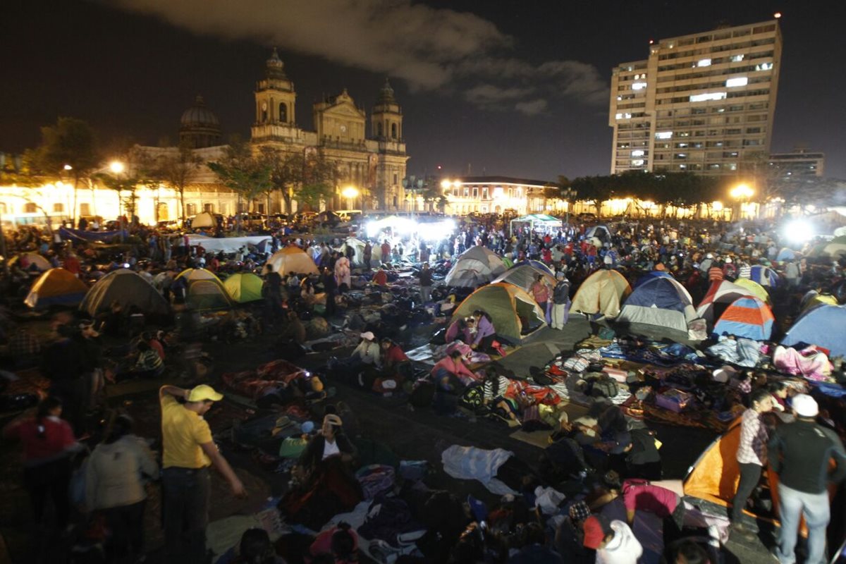 Maestros del STEG pasan la noche a la intemperie en la plaza central, este jueves volverán a protestar contra los descuentos. (Foto Prensa Libre: Paulo Raquec)