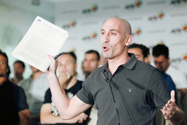 El presidente de la Asociación de Futbolistas Españoles (AFE), Luis Rubiales, durante la conferencia de prensa ofrecida en Madrid. (Foto Prensa Libre: EFE).