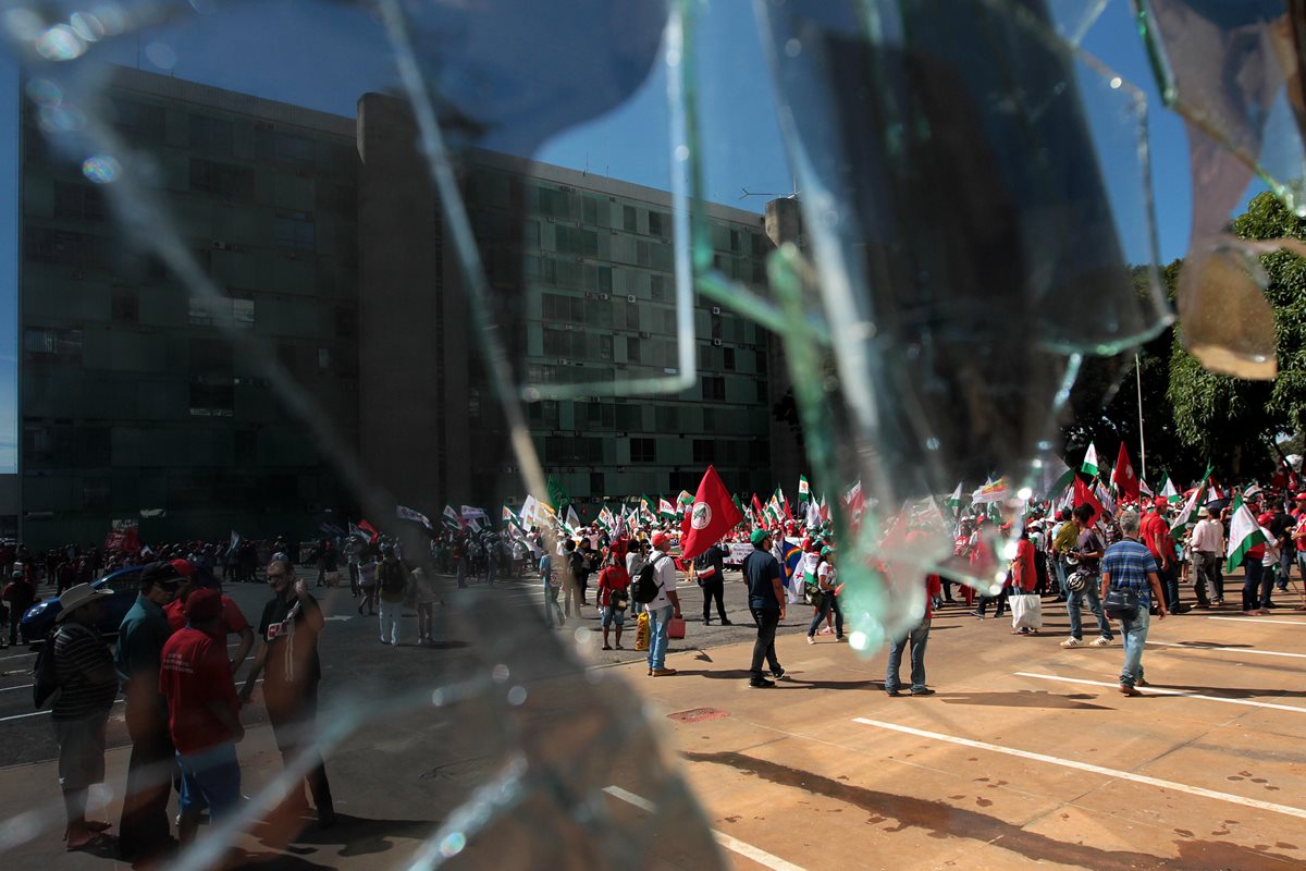 Los manifestantes dañaron varios edificios y tomaron el Ministerio de Hacienda, en Brasilia. (Foto Prensa Libre: EFE)