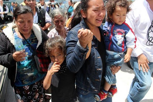 Familiares lamentan la muerte violenta de ocho policías ocurrida el 13 de junio del 2013, en Salcajá. (Foto Prensa Libre: Archivo) <br _mce_bogus="1"/>