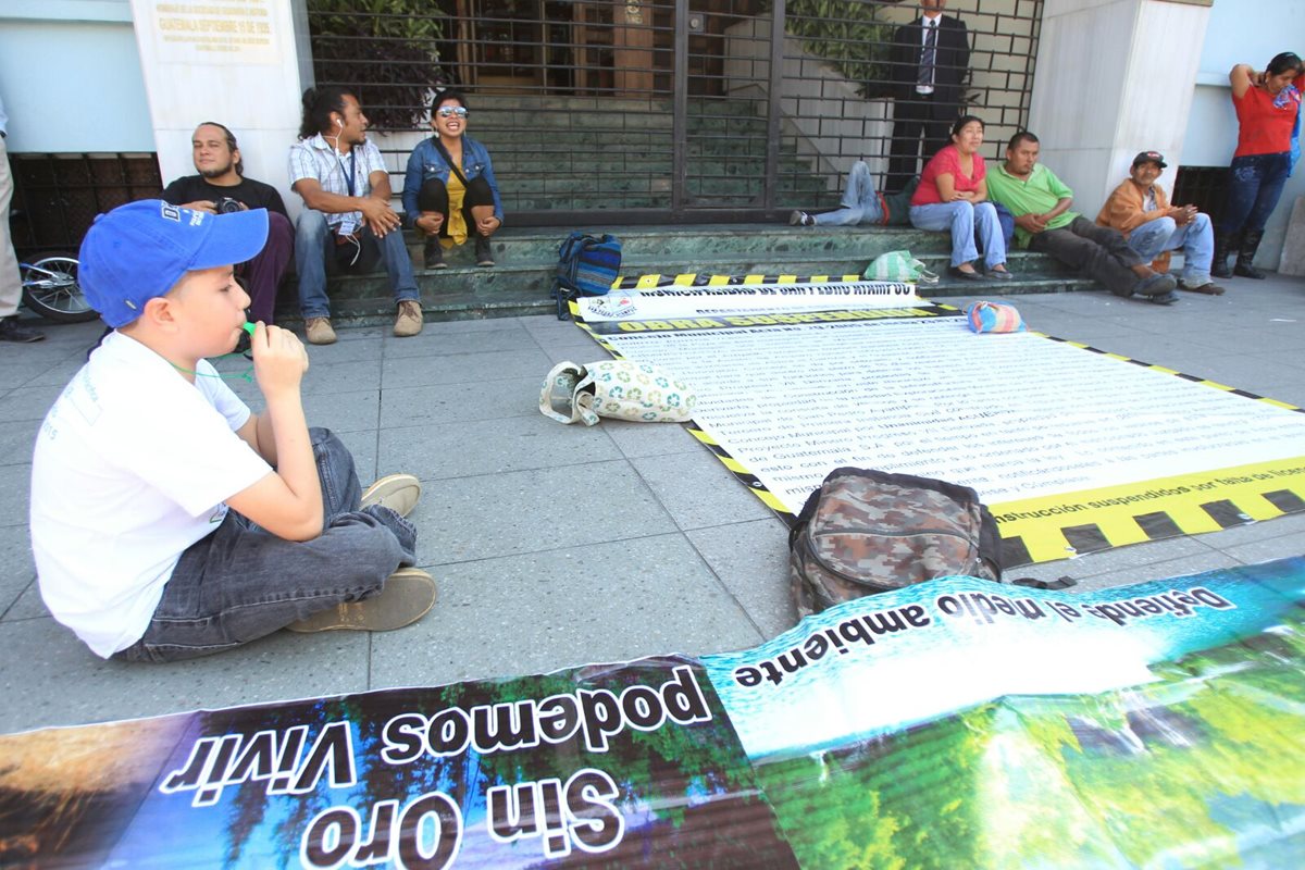 Pobladores de La Puya protestan frente a la Corte de Constitucionalidad por el incumplimiento a restricciones judiciales que la empresa minera incumple. (Foto Prensa Libre: Esbin García)