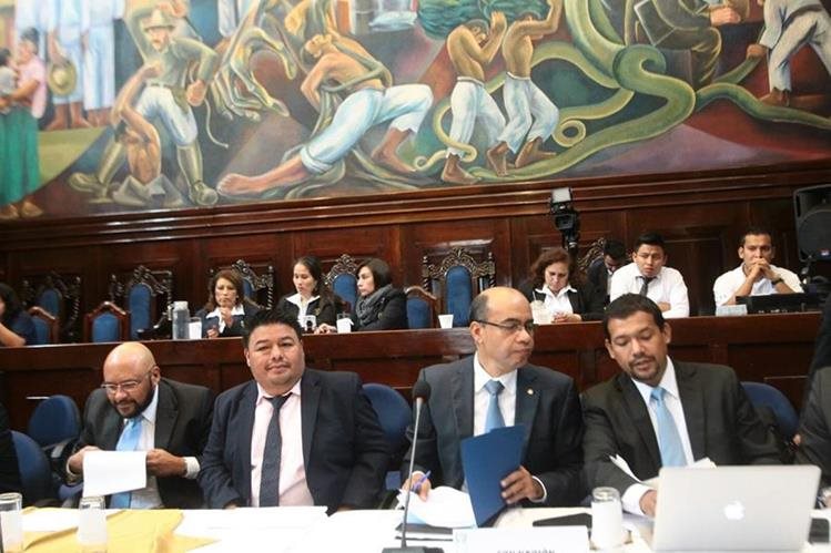 José Ramírez Crespín, junto a integrantes del equipo de transición de Morales, en la última discusión del Presupuesto en el Congreso. (Foto Prensa Libre: Hemeroteca PL)