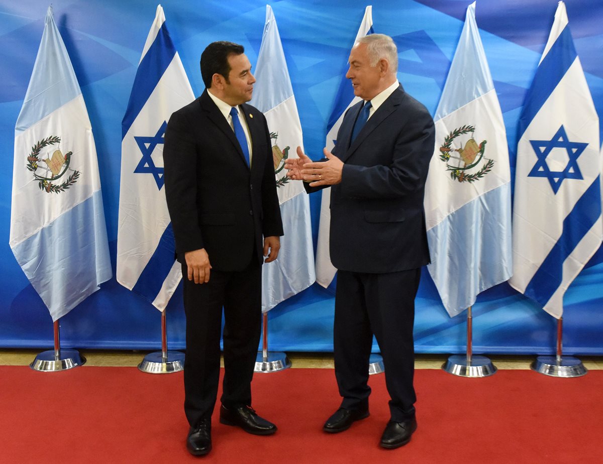 Benjamin Netanyahu junto al presidente de Guatemala Jimmy Morales cuando inauguró la embajada en Jerusalén. (Foto Prensa Libre: AFP)