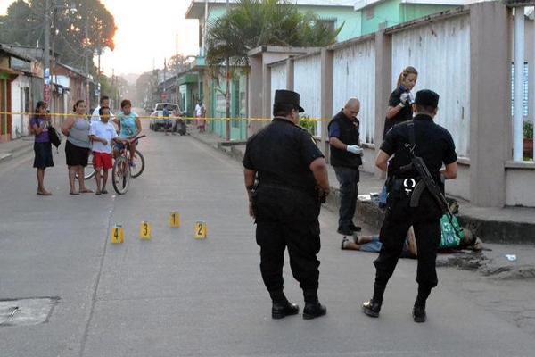Fiscales del Ministerio Público recopilan evidencias en el lugar donde quedó el cadáver de un indocumentado salvadoreño, en Tecún Umán, San Marcos. (Foto Prensa Libre: Alexander Coyoy) <br _mce_bogus="1"/>