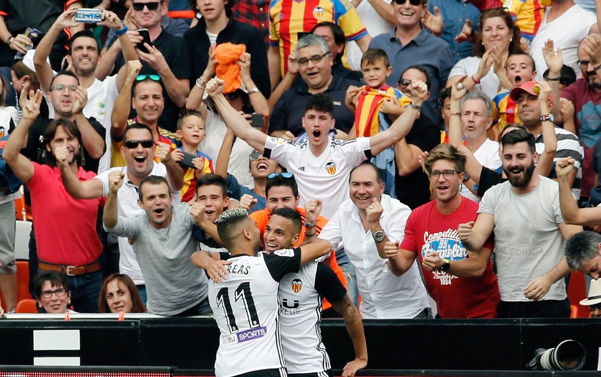 La afición del Valencia anhela que su equipo llegue a las 8 o más victorias consecutivas en la Liga. (Foto Prensa Libre: EFE)