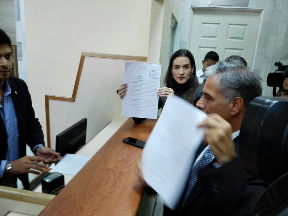 Los abogados Ana Lucía Alejos y Ricardo Sagastume presentan una exhición personal en el juzgado de turno Penal a favor del jefe de Cicig y Fiscal General. (Foto Prensa Llibre: Eswin García)