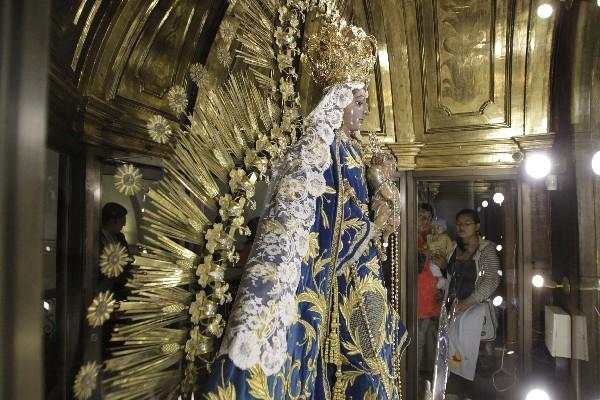 EL CAMARÍN de la imagen de la Virgen del Rosario fue abierto ayer a los fieles, debido a la celebración.