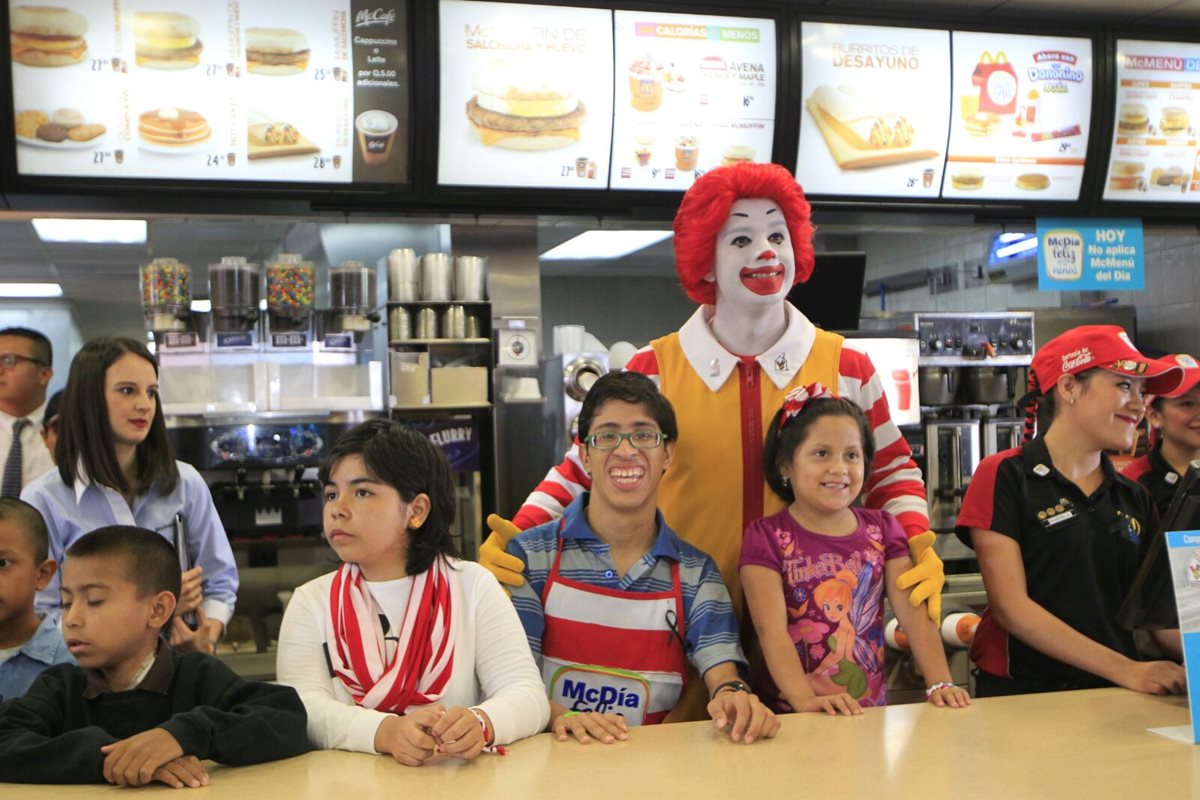 La 17 edición del McDía Feliz busca recaudar fondos para apoyar a organizaciones que trabajan en favor de la niñez. (Foto Prensa Libre: Edwin Bercián)