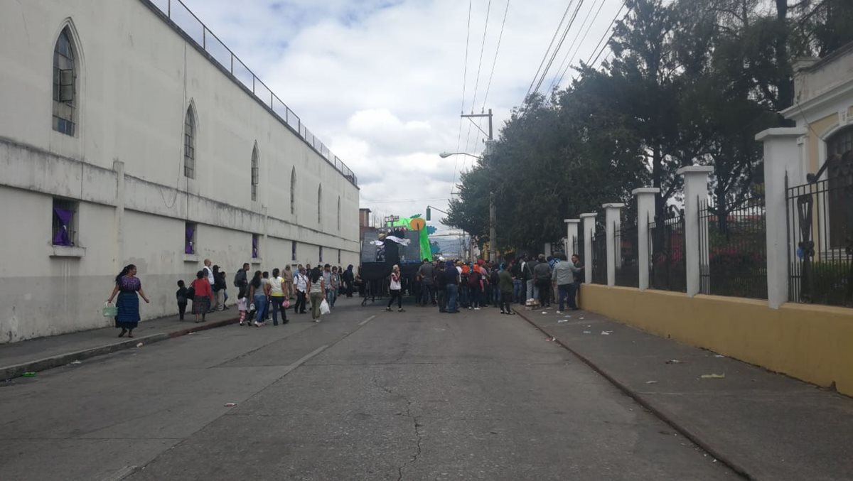 En el Paraninfo Universitario estudiantes de la AEU y otro grupo se enfrentaron a golpes.