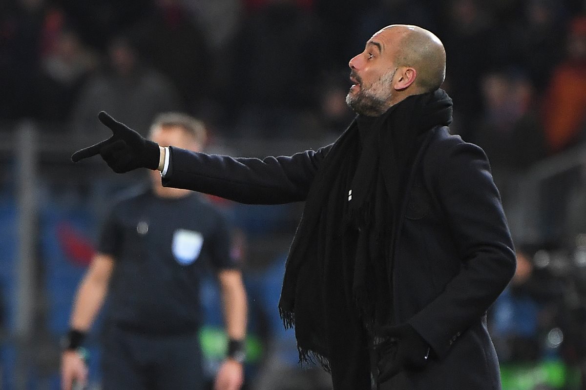 Josep Guardiola da instrucciones durante el partido entre el Manchester City y el Basilea. (Foto Prensa Libre: AFP).