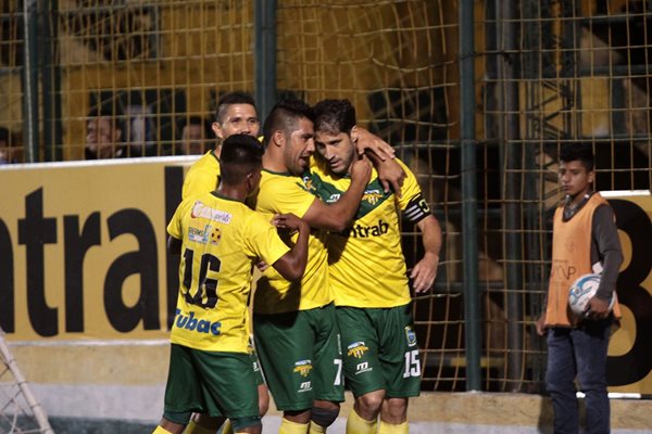 Adrián Apellaniz (15) festeja con sus compañeros el primer gol de Petapa ante Antigua GFC (Foto Prensa Libre: Jesús Cuque)