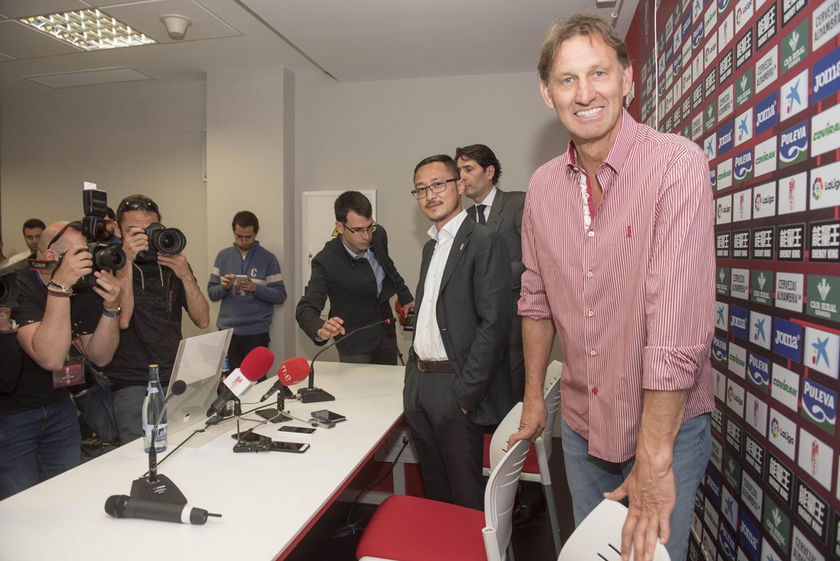 El inglés Tony Adams, nuevo entrenador del Granada en sustitución del destituido Lucas Alcaraz. (Foto Prensa Libre: EFE)