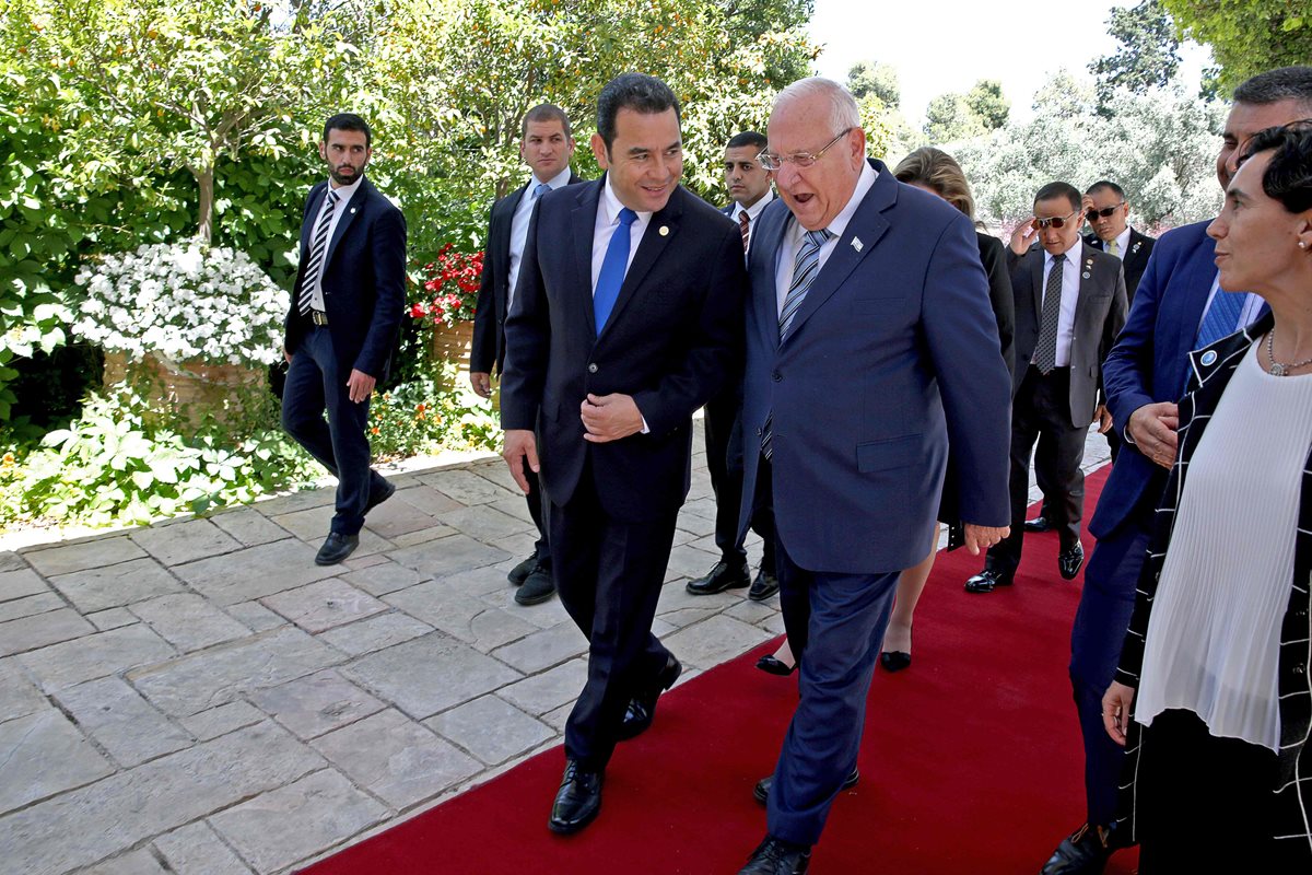 Los presidentes de Guatemala e Israel conversan mientras ingresan a la sede de gobierno israelí. (Foto Prensa Libre: AFP)