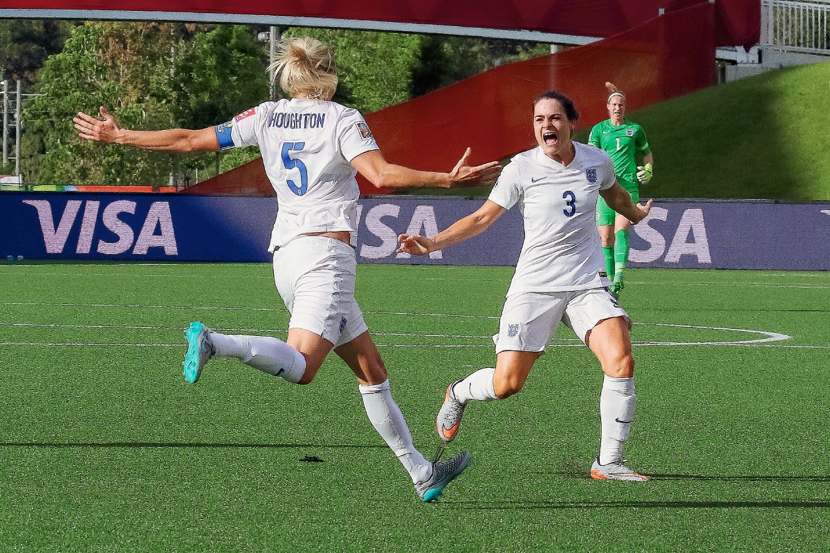 Steph Houghton celebra con su compañera Claire Rafferty tras anotar el primer gol de Inglaterra. (Foto Prensa Libre: AFP)