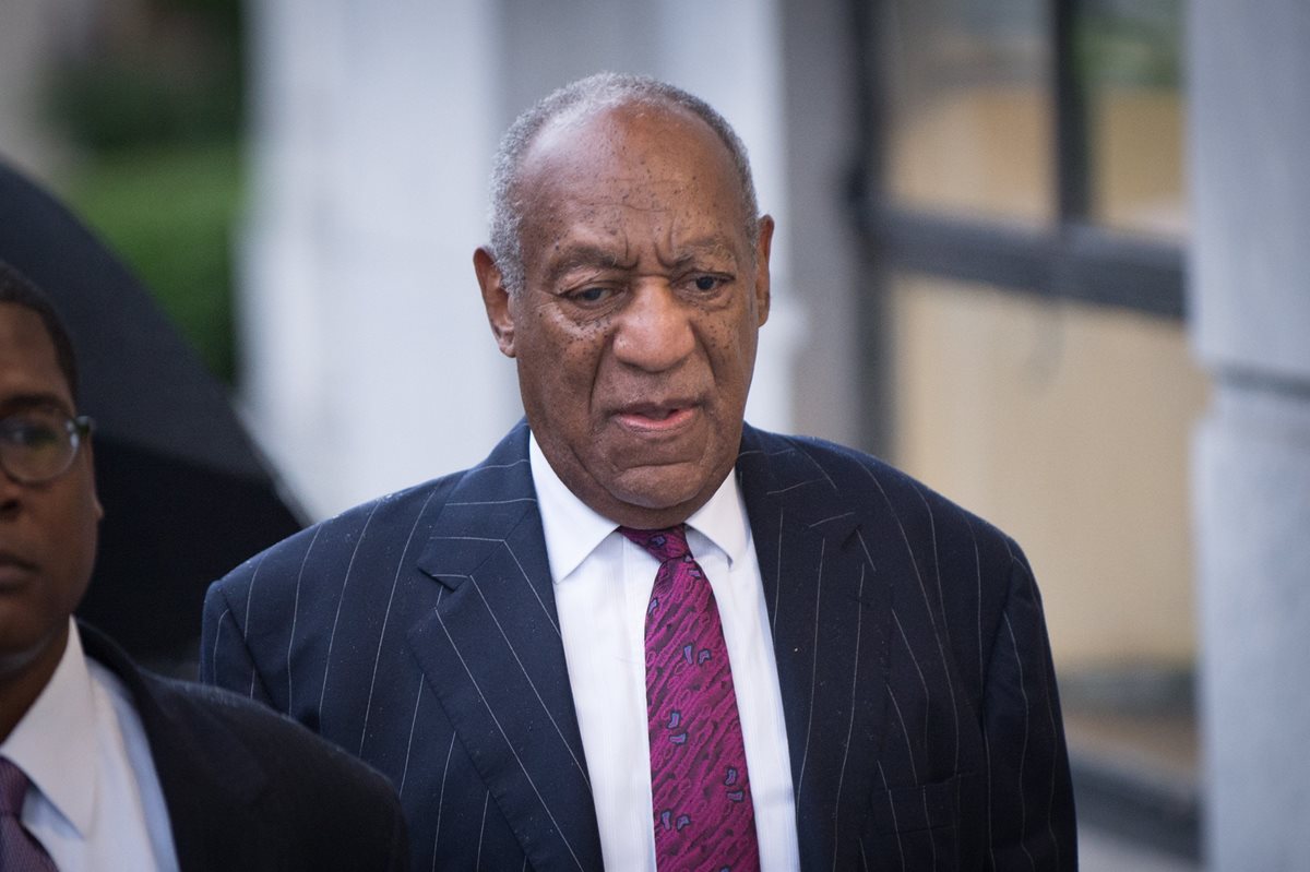 El comediante estadounidense Bill Cosby llega a los juzgados del condado de Montgomery en Norristown, Pensilvania, donde hoy fue condenado a prisión por abusos sexuales. (Foto Prensa Libre: EFE)