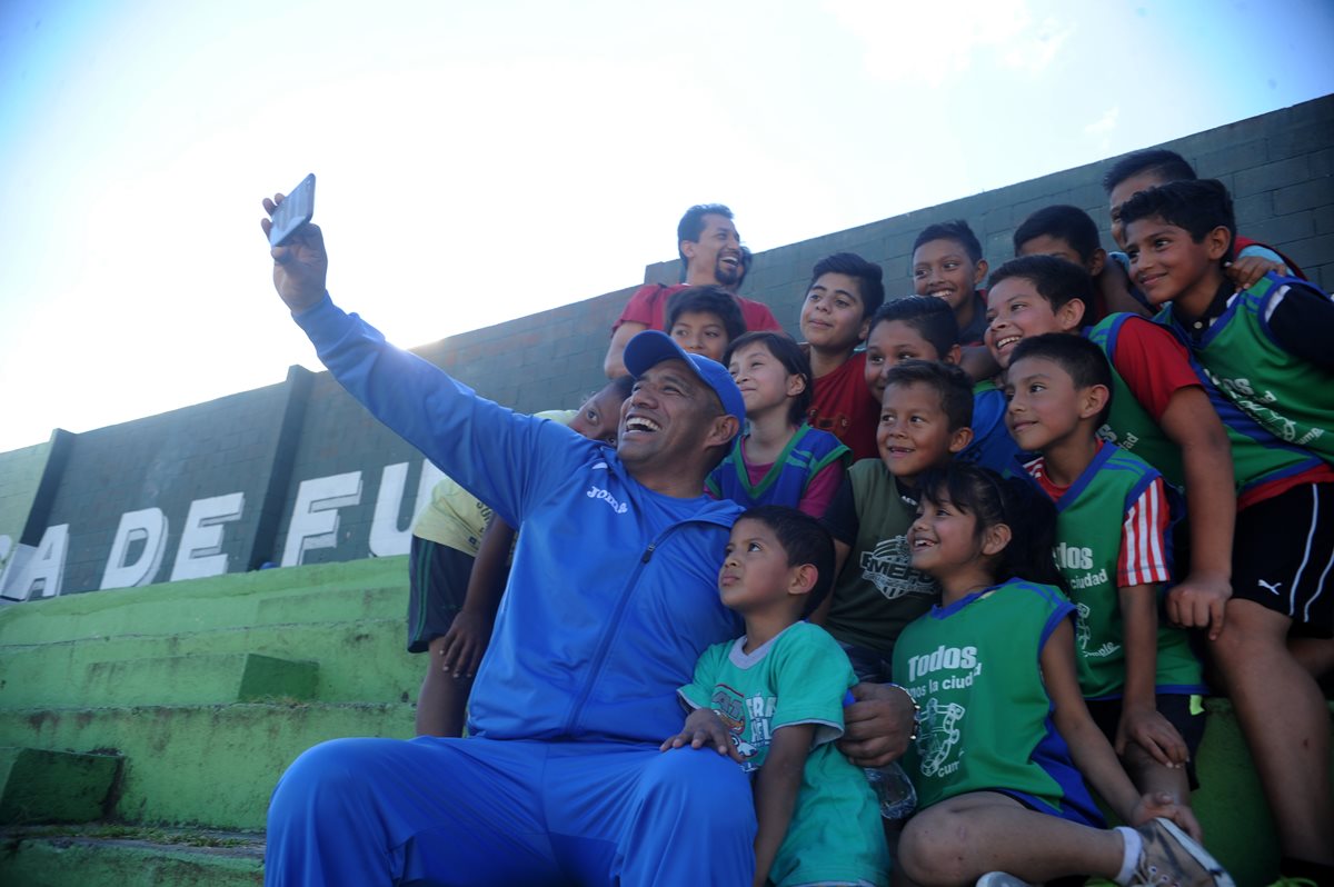 Juan Carlos Plata da clases a Escuelas Metropolitanas. (Foto Prensa Libre: Edwin Fajardo)