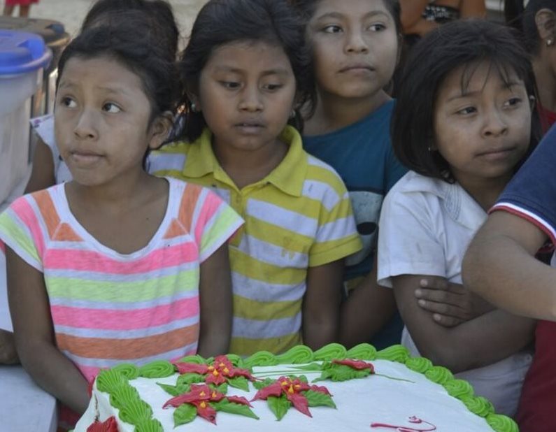 Después de participar en juegos infantiles los niños también disfrutaron de una deliciosa refacción. (Foto Prensa Libre: Mario Morales)