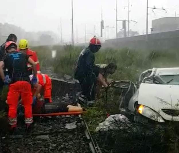 Socorristas trabajan rescatando a las víctimas. EPA