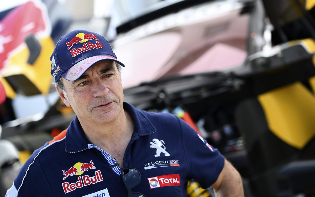 El español Carlos Sainz se retiró del Rally Dakar 2017. (Foto Prensa Libre: EFE)