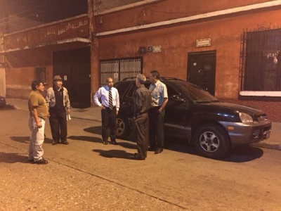 Directivos del Ipsps afuera de la sede en la zona 1. (Foto Prensa Libre: Ipsp)