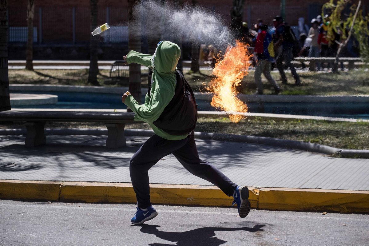 Las protestas contra el gobierno de Maduro no dan tregua en Venezuela. (Foto Prensa Libre: EFE)