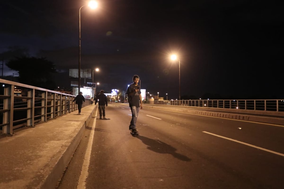 Un vecino fue captado con su patineta en la calle Martí, zona 2. (Foto Prensa Libre: Juan Diego González)