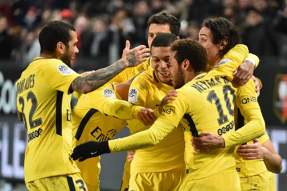 Edinson Cavani es felicitado por sus compañeros luego de su anotación. (Foto Prensa Libre: AFP)