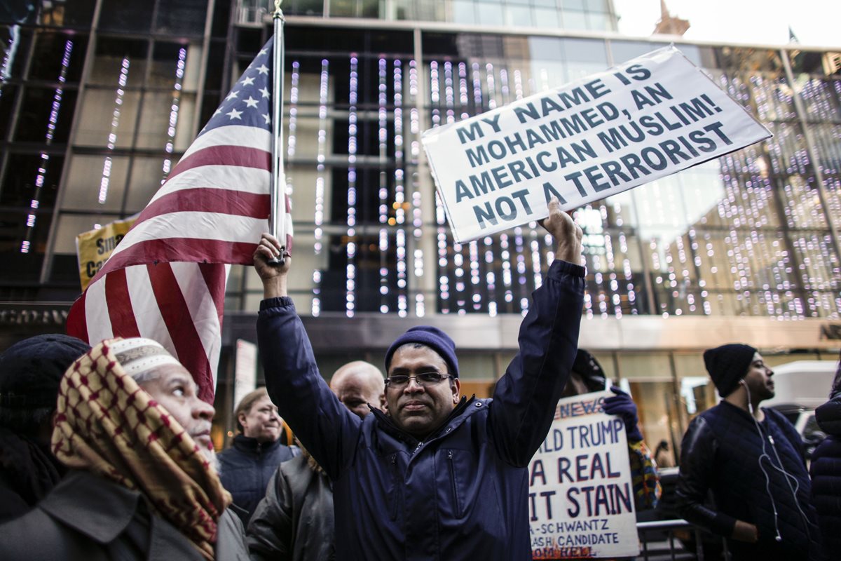 Decenas de personas protestan frente al edificio del magnate Trump. (Foto Prensa Libre: AFP).