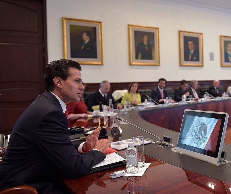 Enrique Peña Nieto, presidente de México, durante una reciente reunión con su gabinete de gobierno. (Foto Prensa Libre: EFE).