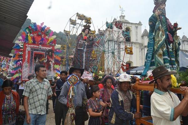 Cofrades cargan las imágenes de San Jorge y la Virgen María en el inicio de la feria de la aldea San Jorge La Laguna. (Foto Prensa Libre: Édgar Sáenz)