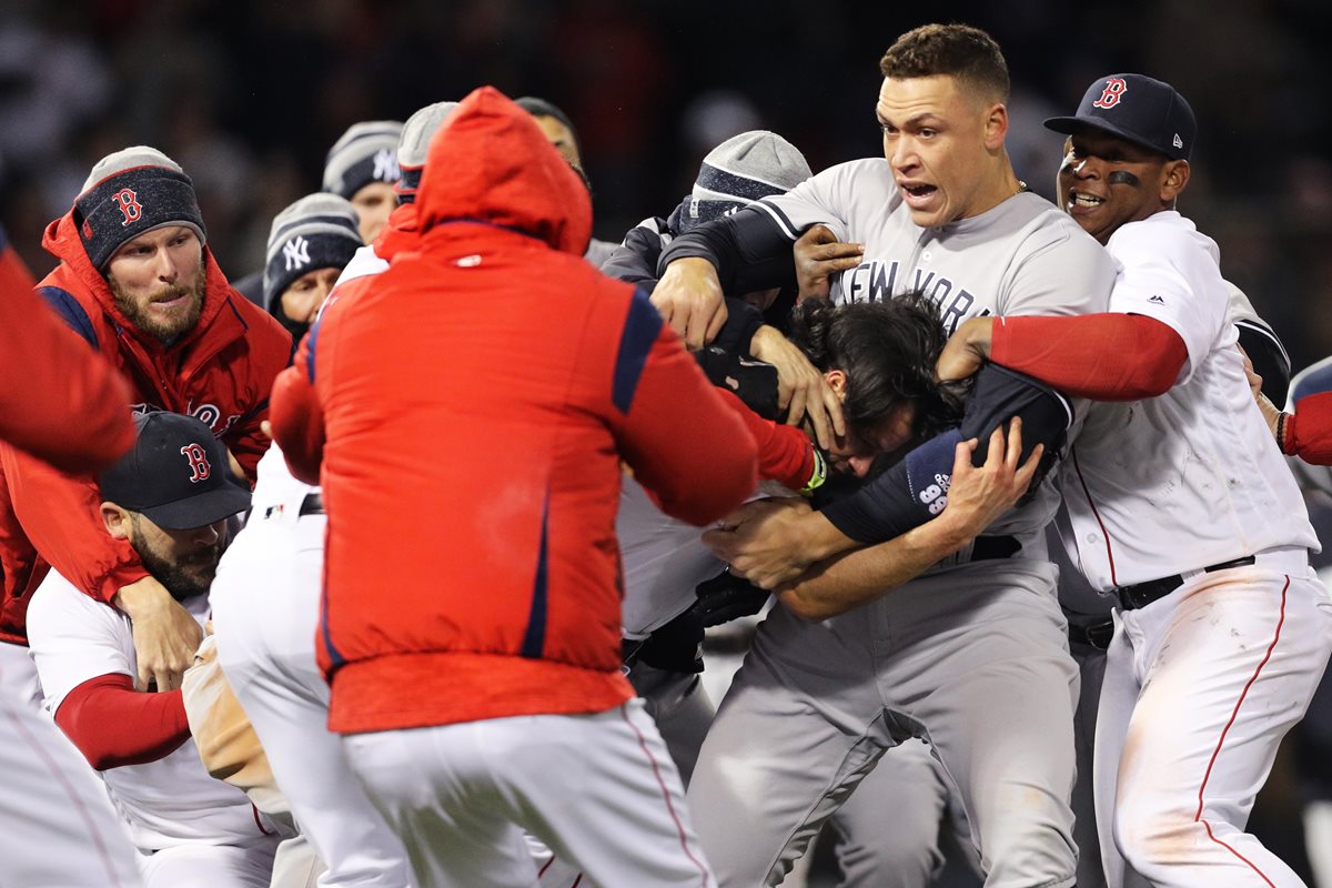 Chris Sale, Aaron Judge y Rafael Devers tratan de separar a Joe Kelly y Tyler Austin luego de que se iniciara una pelea. (Foto Prensa Libre: AFP)