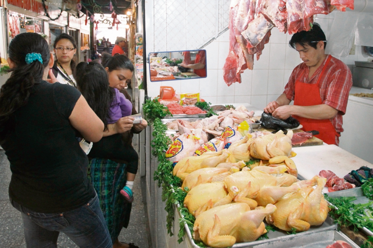 La libra de tomate bajó entre Q3 y Q4 durante la última semana, debido a la alta oferta que hay del producto en el mercado local. (Foto Prensa Libre: Rodrigo Méndez)