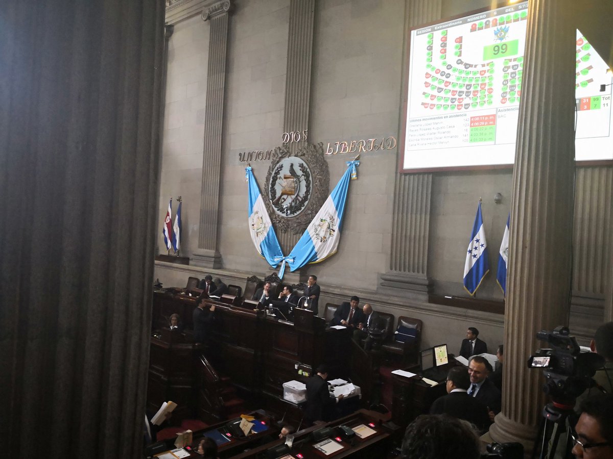 Durante la espera para poder votar por el estado de Calamidad el tablero no superó los 105 diputados marcados. (Foto Prensa Libre: Carlos Álvarez)