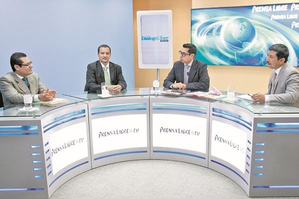 José Cortez (saco gris izq.), y Manuel Dubón (saco negro) hablan sobre el tema "Qué pasará con la niñez guatemalteca", en el programa Diálogo de Prensa Libre Hoy. (Foto Prensa Libre: Álvaro Interiano)