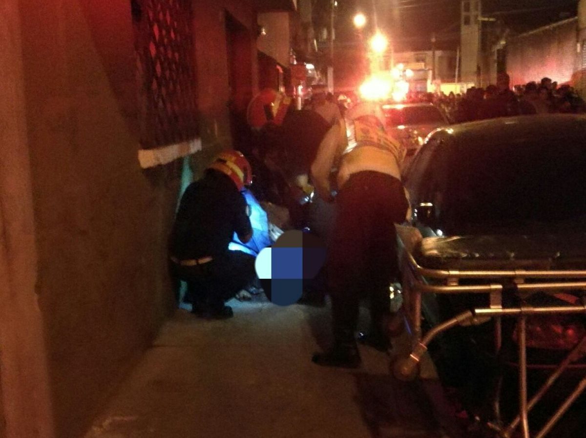 Los cuerpos quedaron sobre una banqueta en la colonia Martinico, zona 6. (Foto Prensa Libre: Bomberos Voluntarios).