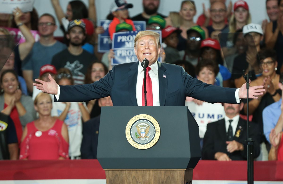 Donald Trump responsabilizó de la violencia en Charlottesville tanto a los grupos neonazis y supremacistas como a los manifestantes de izquierda que les hicieron frente.(EFE)