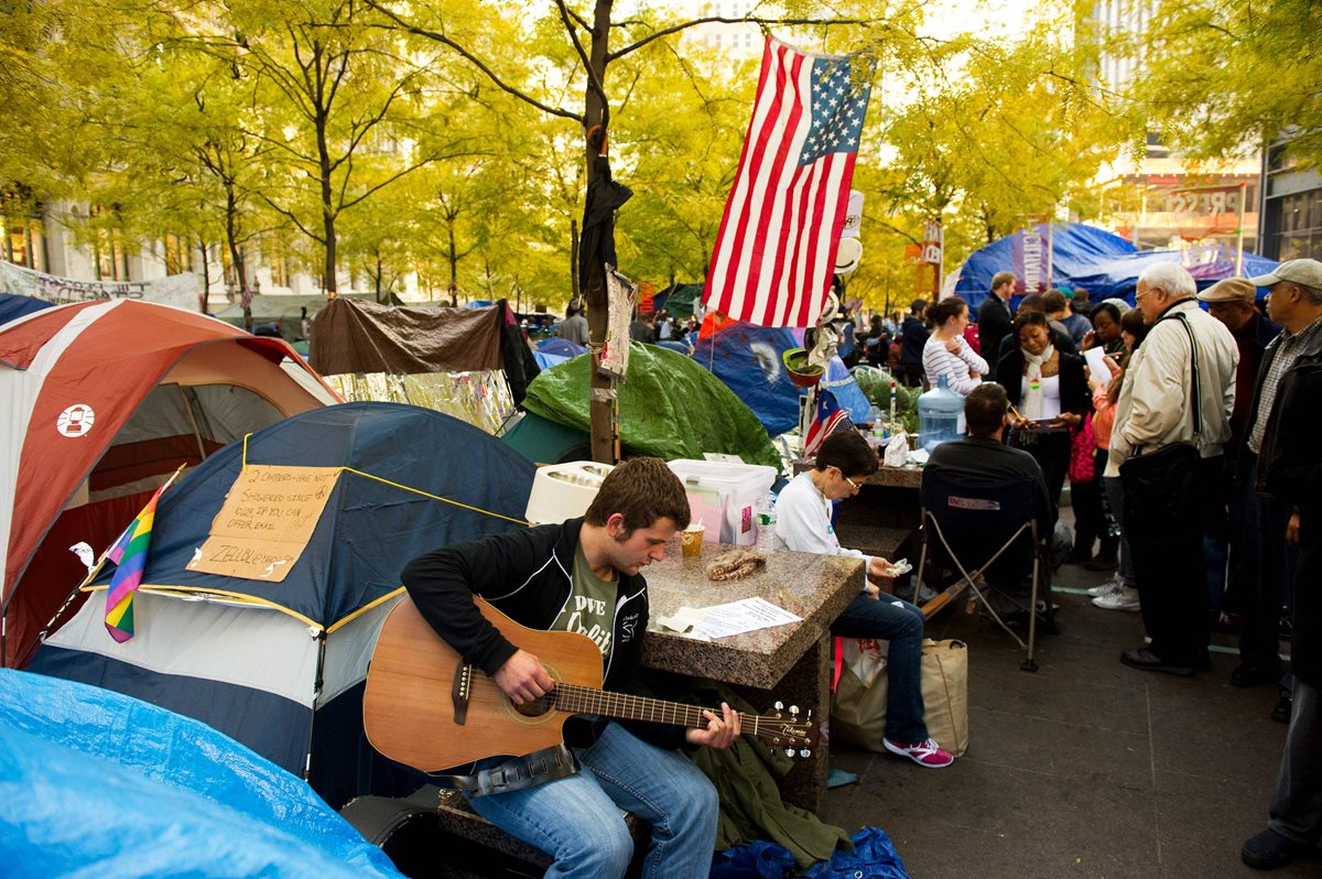 La abrumadora deuda estudiantil fue uno de los gritos de protesta de Occupy Wall Street, un movimiento liderado en gran parte por adultos jóvenes que culparon a la crisis financiera de la avaricia corporativa y un sistema amañado que benefició al "uno por ciento" a expensas de todos los demás. (Foto Prensa Libre: AFP)