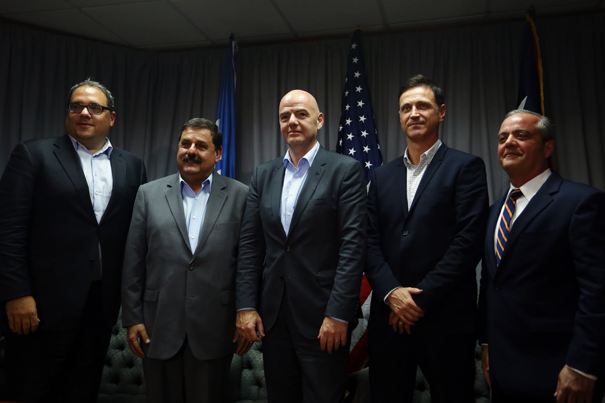 El presidente de la Concacaf, Víctor Montagliani; el presidente de la Federación Puertorriqueña de Futbol, Eric Labrador; el presidente de la Fifa, Gianni Infantino. (Foto Prensa Libre: AFP)