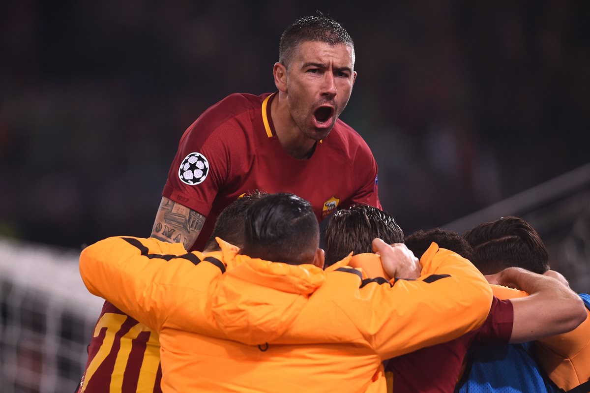 Aleksandar Kolarov festeja con sus compañeros de equipo el triunfo de AS Roma. (Foto Prensa Libre. AFP)