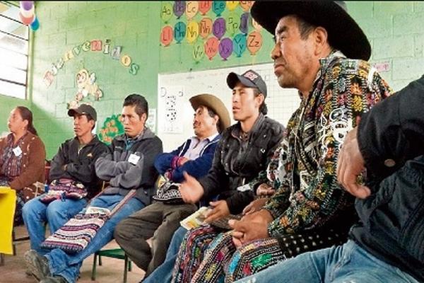 Líderes comunitarios de la aldea El Tablón, en la cabecera de Sololá,  participan en uno de los vagones del Tren de la alegría, donde dan a  conocer sus necesidades.