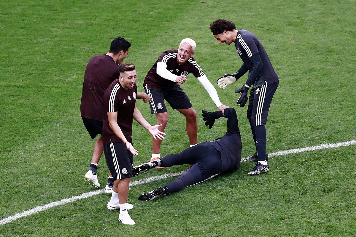 Raúl Jiménez, Héctor Herrera y Javier Hernández, durante la práctica del Tri. (Foto Prensa Libre: AFP)