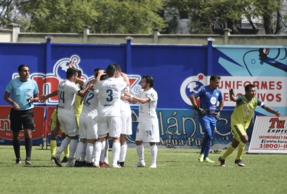 Comunicaciones superó 2-0 a Deportivo Chiantla en el estadio Los Cuchumatanes. (Foto Prensa Libre: Mike Castillo)