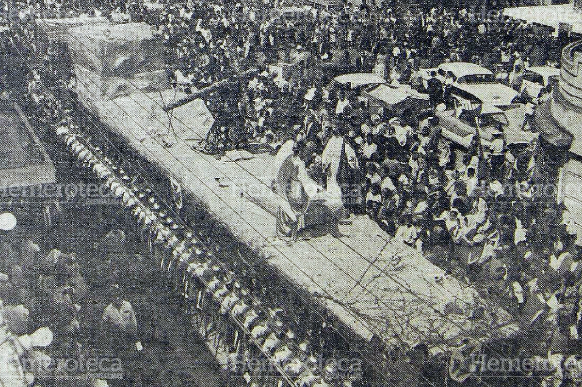 Los enfermos cantando a Jesús de los Milagros frente al Hospital General el domingo de ramos de 1966. Foto: Hemeroteca PL