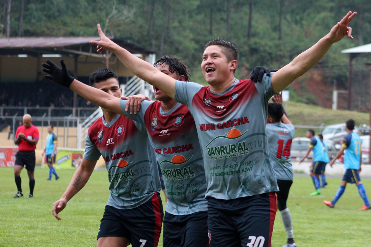 Los jugadores de Carchá festejan después de anotar. (Foto Prensa Libre: Eduardo Sam)