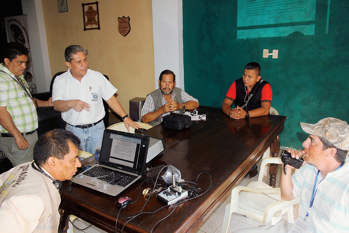 Periodistas de  Jutiapa se reúnen  con el auxiliar de la PDH, para manifestar su inconformidad por una agresión en contra de uno de ellos. (Foto Prensa Libre: Óscar González)