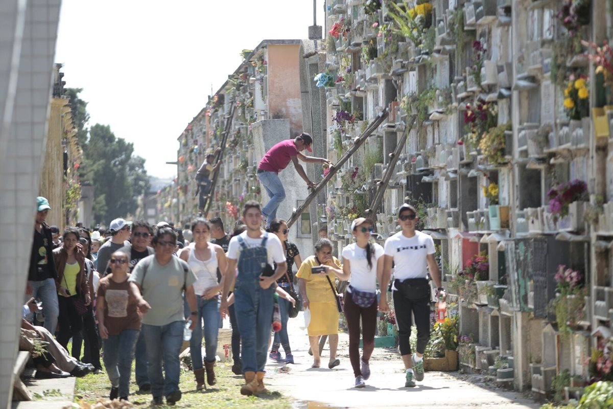 Cientos de personas visitan desde este sábado el Cementerio General en víspera del Día de Todos los Santos. (Foto Prensa Libre: Érick Ávila)