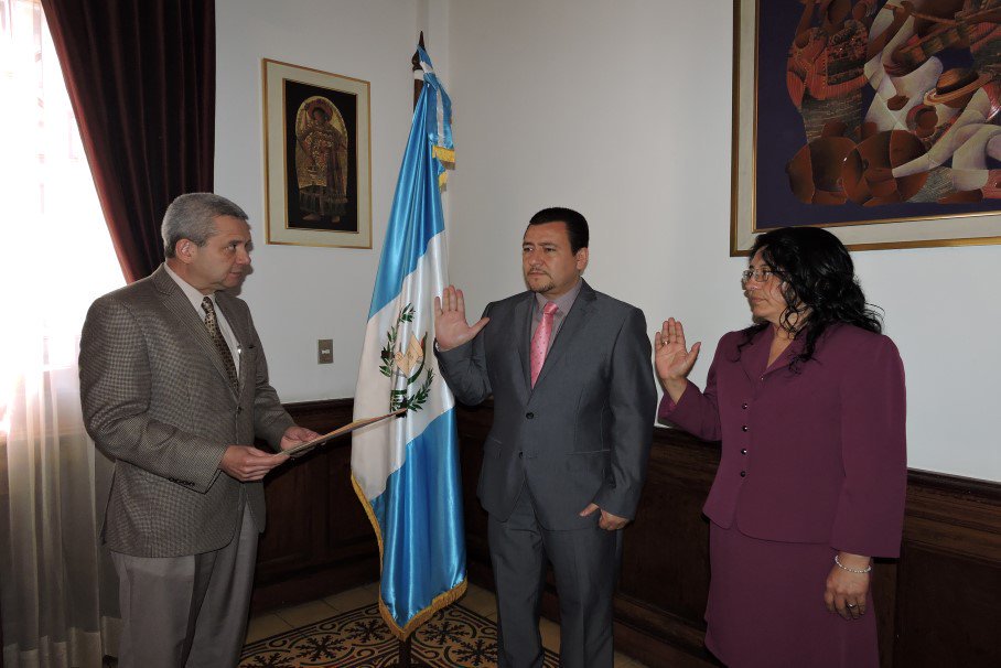 Alfredo Brito -de corbata rosada-, cuando fue juramentado como secretario de Comunicación Social de la Presidencia. (Foto Prensa Libre: Hemeroteca PL)