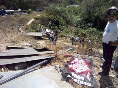 En el camión viajaban cuatro personas. (Foto Prensa Libre: Víctor Chamalé)