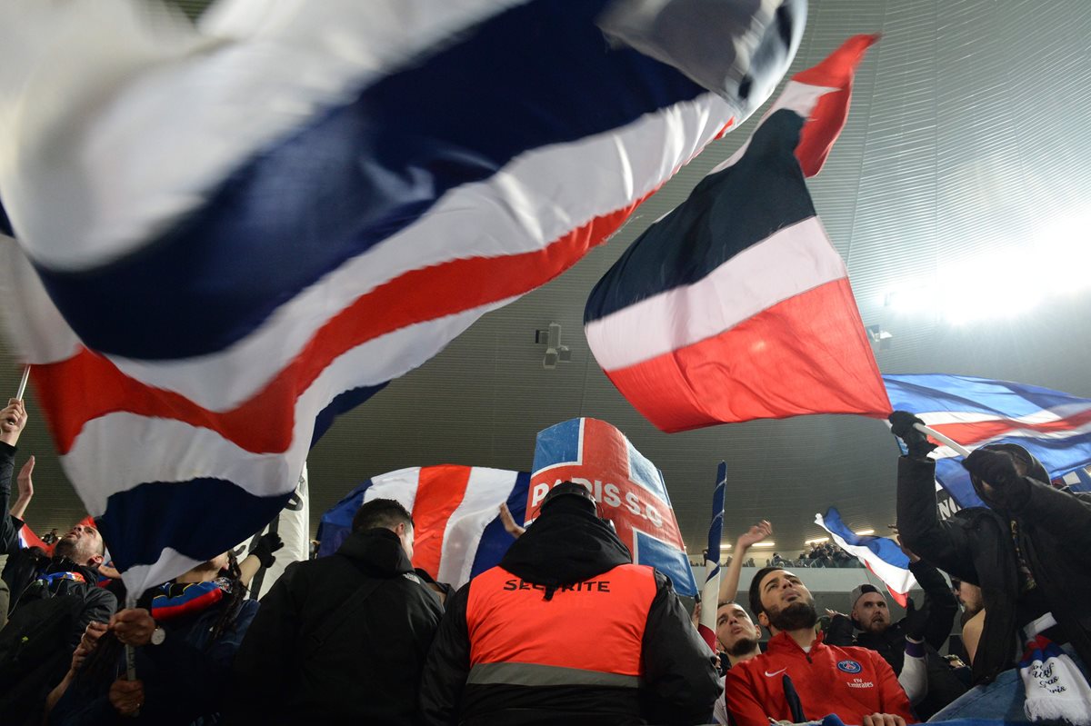 Los ultras del París Saint-Germain volvieron sin restricciones a las gradas del Parque de los Príncipes a finales del mes pasado y este martes contra el Barcelona lo volverá a hacer por vez. (Foto Prensa Libre: AFP)