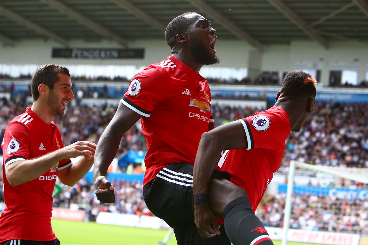 Lukaku y Pogba festejan por todo lo alto uno de los goles de la tarde. (Foto Prensa Libre: AFP)